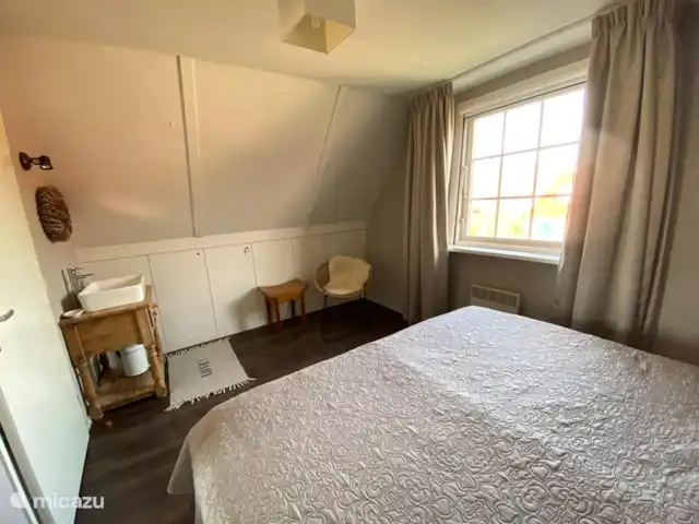 De ruime slaapkamer op de bovenverdieping is voorzien van boxspringbedden met een topper.